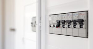 Mon disjoncteur saute sans rien de branché : identifier les causes cachées d&rsquo;un court-circuit