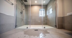 Eau stagnante dans la douche : quel gel déboucheur choisir contre les bouchons de cheveux